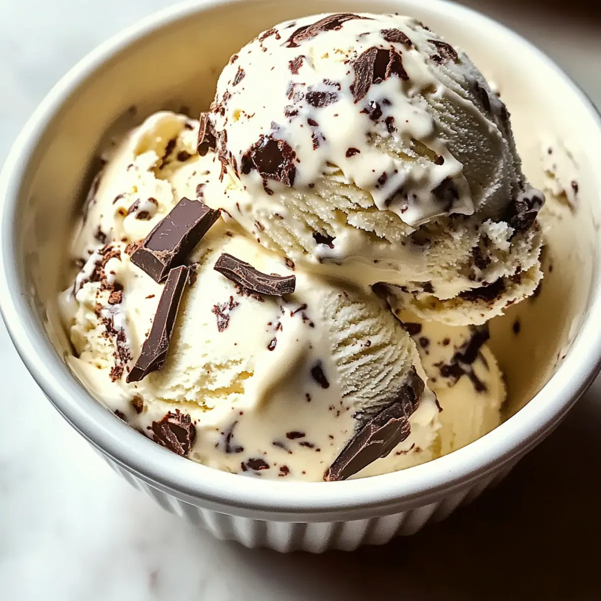 Cremige Stracciatella-Eiscreme mit reichhaltiger Schokolade